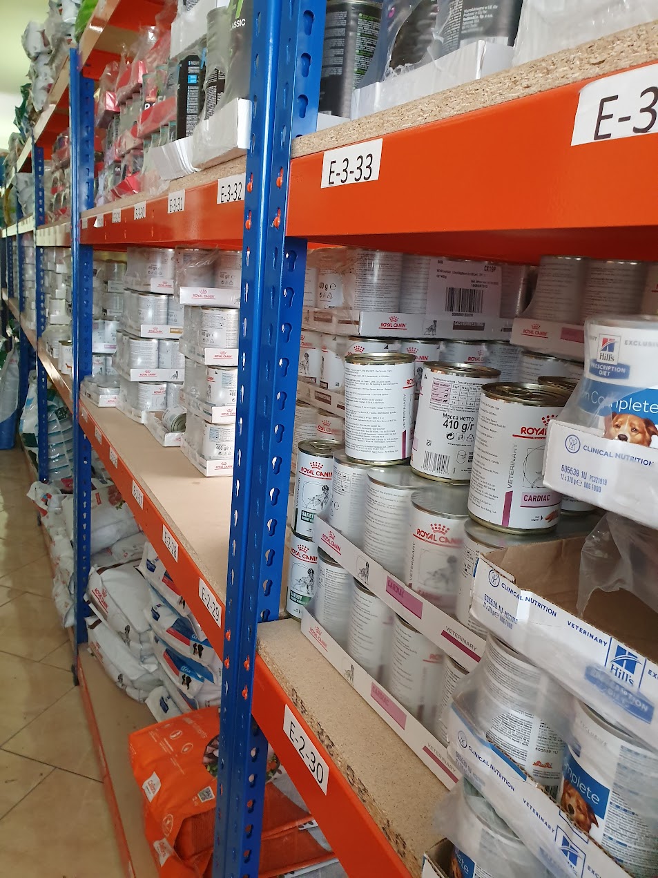 Regały karm i produktów w sklepie VetAmicus